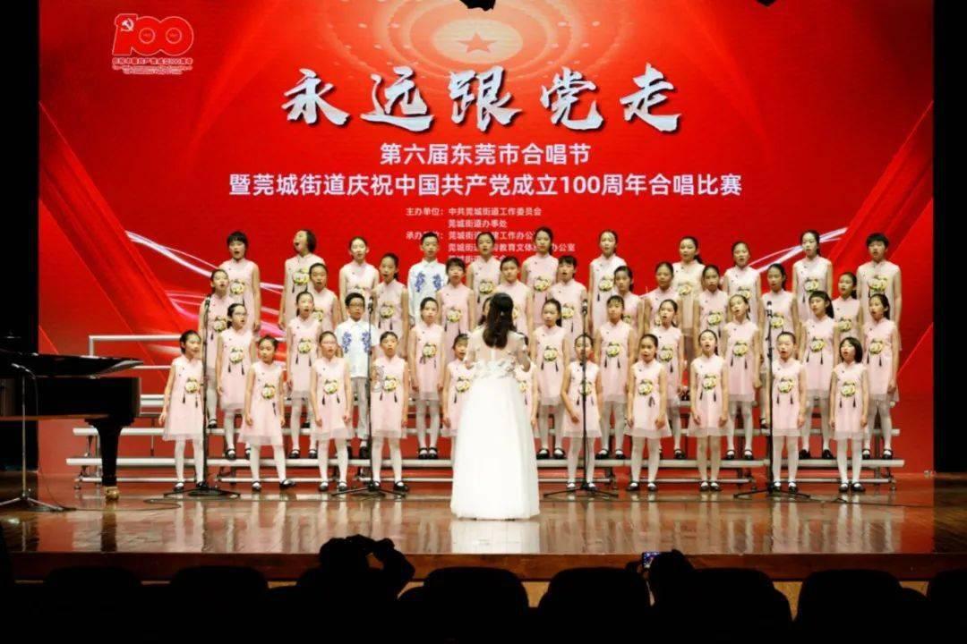 白色衬衫搭配黑色紧身裤，素雅清新，给人视觉上的极度舒适感，你觉得如何？游戏画面